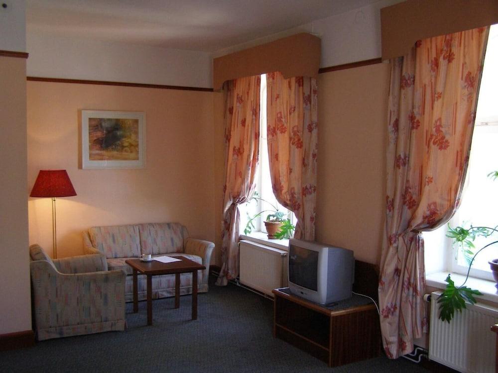 Hotel Victoria Пярну Экстерьер фото