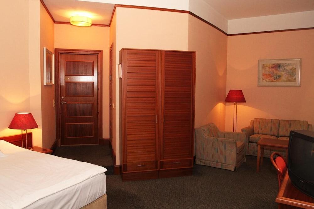 Hotel Victoria Пярну Экстерьер фото