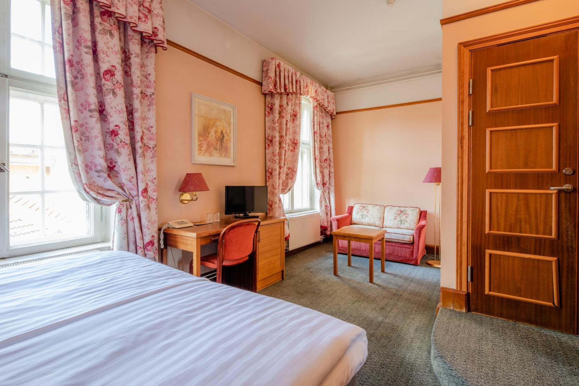 Hotel Victoria Пярну Экстерьер фото